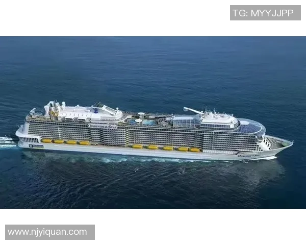 足球明星与女友浪漫航行在阳光下的海洋之旅