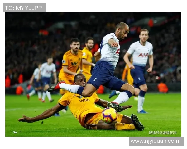 足球明星在高空中踢球的精彩瞬间捕捉展现运动魅力与技术的完美结合